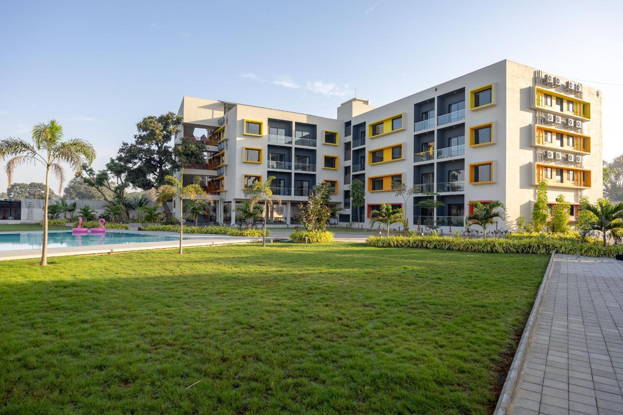 Saavi Suites Daman Luaran gambar